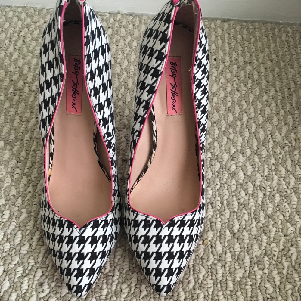 Betsey Johnson houndstooth pumps